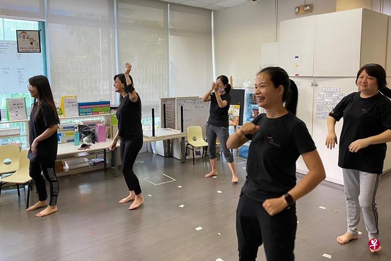 职总优儿学府幼乐园永安分校透过为教师举办尊巴舞等活动，让教职员学习如何保持身心健康。幼乐园下来也会探讨如何进一步借助科技，为教师提供更多工作便利。图中的尊巴课于冠病疫情前举办。（职总优儿学府幼乐园提供）