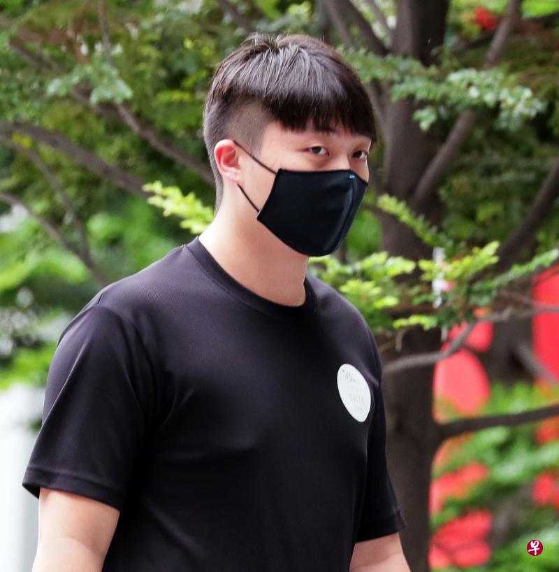 被告黄俊源求情时称自己案发时仅19岁，年少无知才会犯错，希望法官能从轻发落。（海峡时报）
