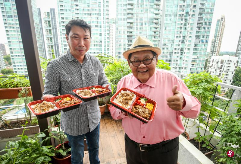 林益民（右）与大厨陈文光为前线医护人员打气，送上鸡肉、牛肉和猪肉三种口味的日式便当。（叶振忠摄）
