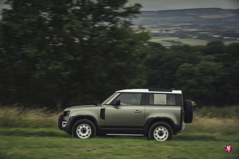 Defender 90车身线条简单利落。