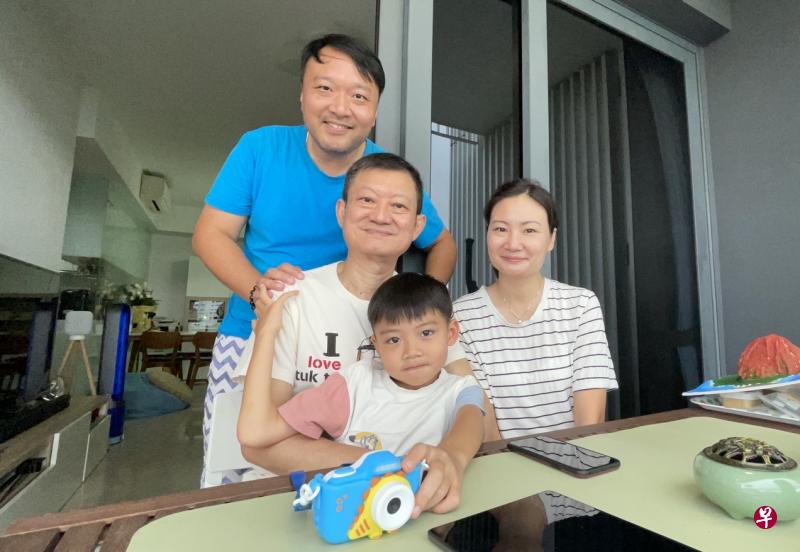 来自香港的李勤（左二）刚在上月26日通过新加坡民航局发出的航空通行证入境我国，与女儿一家团聚。（受访者提供）