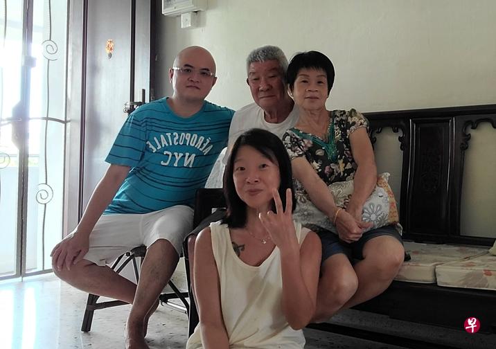 受疫情影响，周丽真（前）过去一年半来都无法与香港籍丈夫黄高阳（左一）回新加坡探望她的父母，直到丈夫最近成功申请航空通行证后，才在上月28日一起返新。（受访者提供）