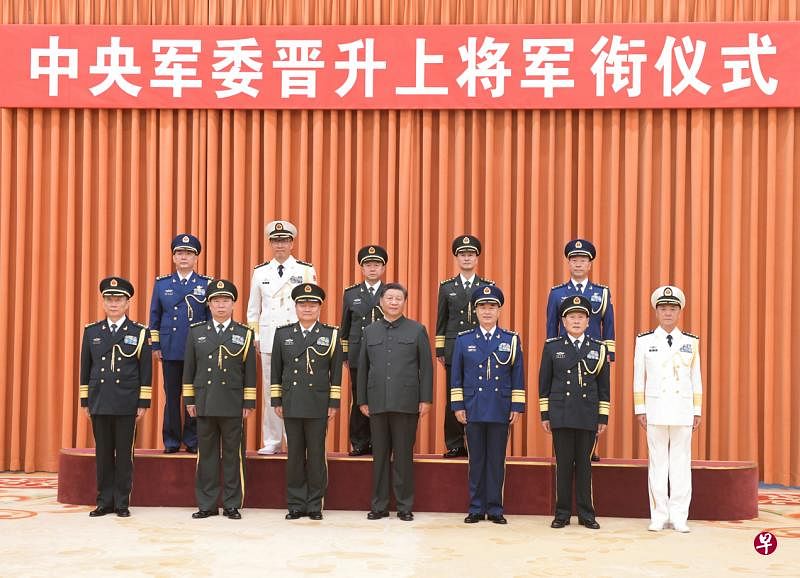 中共中央军委主席习近平（前排中）前天与晋升上将的空军司令员常丁求（后排左起）、海军司令员董军、西部战区司令员汪海江、中部战区司令员林向阳，及国防大学校长许学强合影。（新华社）