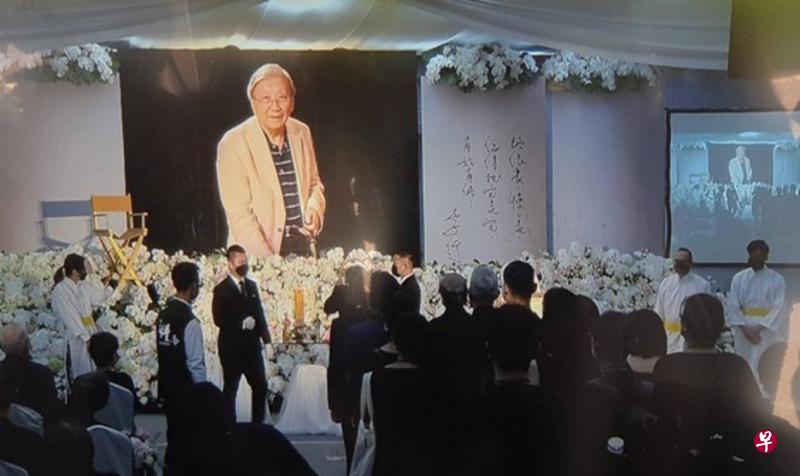 告别式现场放着李行最爱的导演椅，场内也播着李行最爱的《小城故事》弦乐版。（互联网）