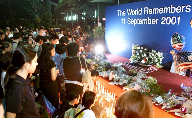 美国九一一恐怖袭击事件造成包括19名袭击者在内的2996人死亡。图为事件发生后不久，新加坡美国人协会在国家体育场外举行追悼活动。（档案照片）