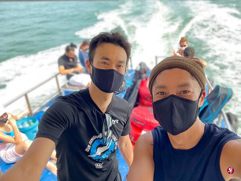 杨君伟（右）第一次参与海底环保。左为潜水教练。