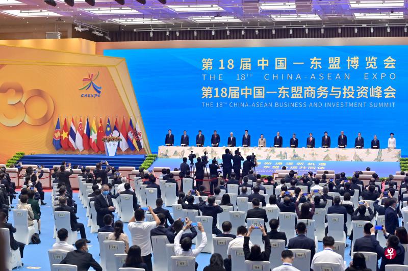 中国国家副主席王岐山（台上左起第八）等中方官员，与亚细安驻华使节们共同以锤子敲击金色道钉，为第18届中国—东盟博览会揭幕。新加坡驻华大使吕德耀（左四）出席了开幕式。（中新社）