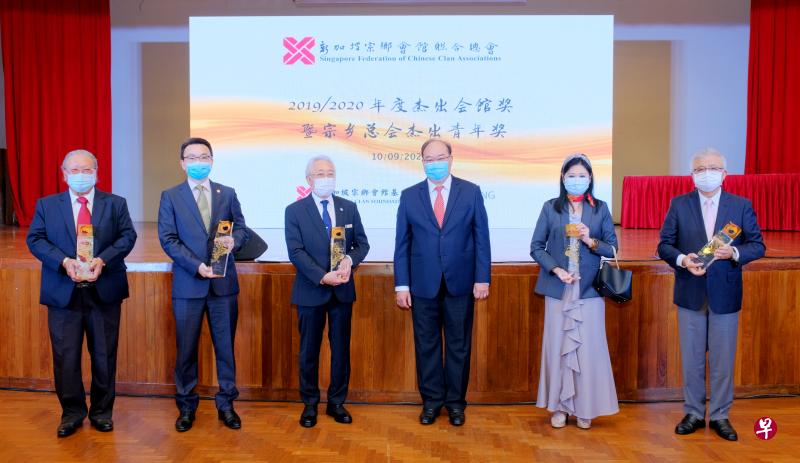 新加坡宗乡会馆联合总会会长陈奕福（右三）与本届杰出会馆奖代表合影，左起是南洋客属总会会长何谦诚、新加坡江苏会会长周兆呈、新加坡潮州八邑会馆会长曾建权、新加坡惠州会馆会长萧立娟和金门会馆主席蔡其生。（龙国雄摄）