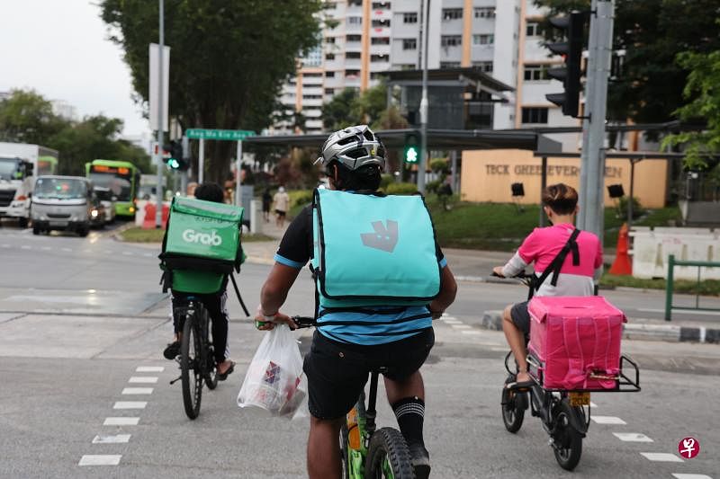 不少送餐平台进一步纵向扩大业务，在近年扩大至杂货配送，包括Grab、户户送，以及foodpanda。（梁麒麟摄）