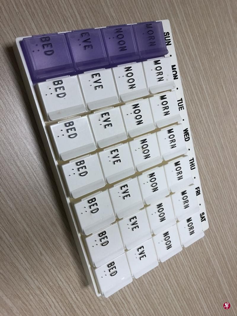 选择的药盒应符合个人需求，如一天须服用四次药物的人，可选一周分装共有七排且每一排有四个分格的药盒。（黄廷方综合医院提供）