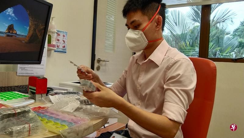 通过协调药物服务，药剂师可协助病患审查所服用的药物，避免囤积药物，减少不正确的服药剂量，以及药物相互作用等情况发生。（亚历山大医院提供）