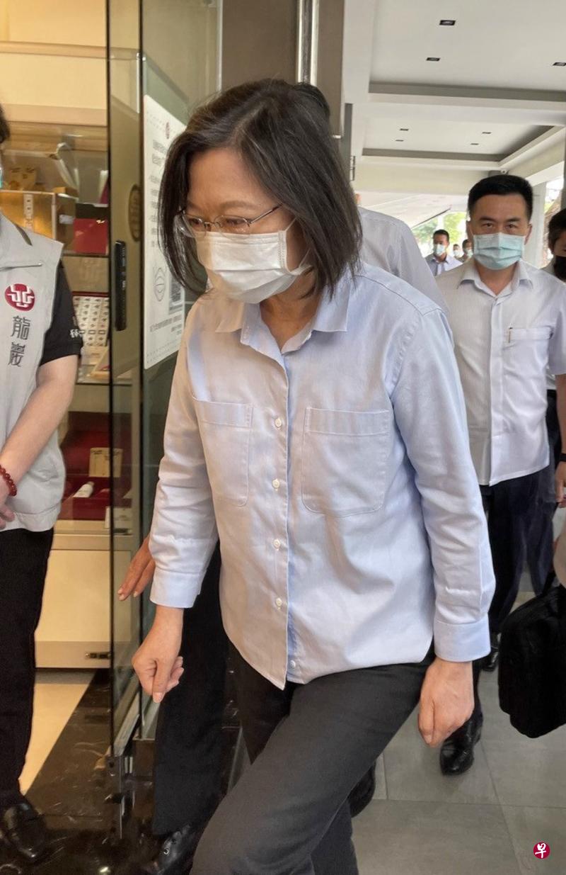 蔡英文昨天上午亲赴龙劭华灵堂致意。（互联网）
