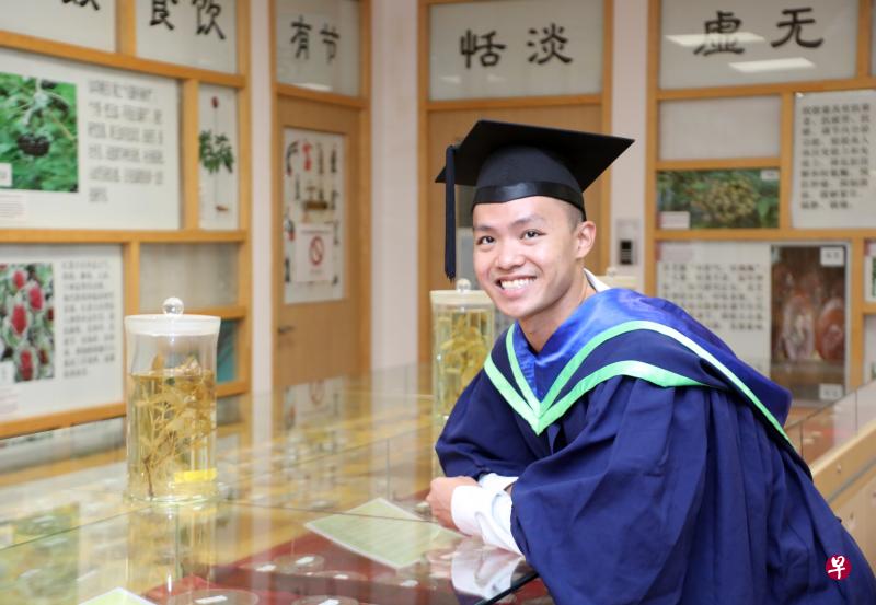 南洋理工大学生物医学及中医双学位课程毕业生蔡康杰，从小受中医师父亲耳濡目染，决定投入中医师行业。（邝启聪摄）