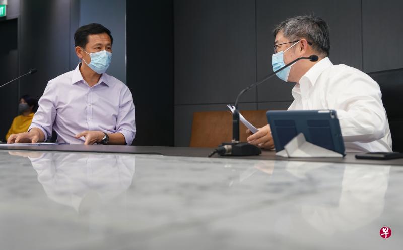 联合领导政府抗疫跨部门工作小组的卫生部长王乙康（左）和卫生部医药服务总监麦锡威副教授昨天接受媒体采访，谈及扩大居家休养计划等最新抗疫措施。（新闻及通讯部提供）