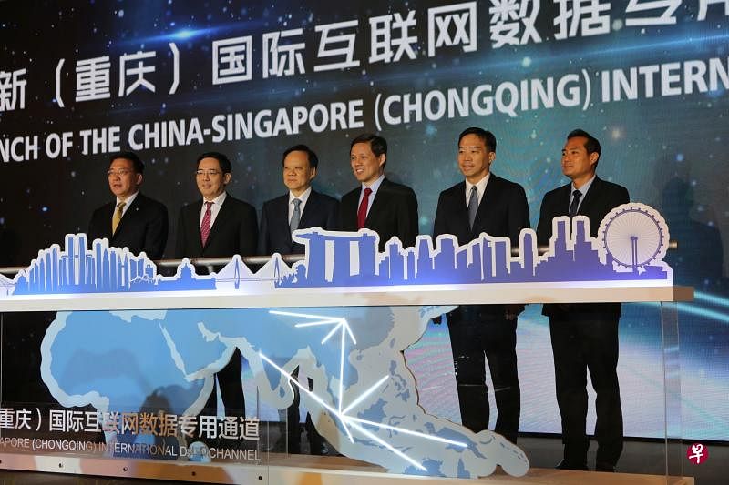 中新项目旗下的中新（重庆）国际互联网数据专用通道（IDC），是中国首个对外单一国家、点对点建立的数据通道，冠病疫情暴发以来让新渝官方交流不间断。图为前年9月中共政治局委员、重庆市委书记陈敏尔（左三）访问新加坡期间举行的IDC启动仪式，左四为时任新加坡贸工部长的陈振声。（档案照片）