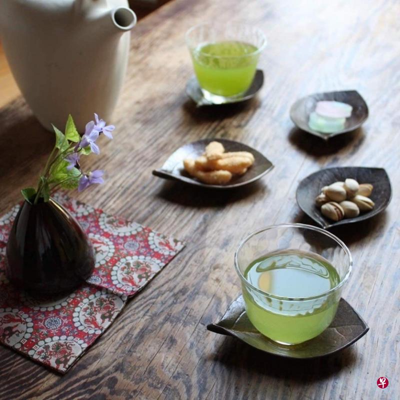 柿叶茶托寓意“柿柿如意”。（Hanabi提供）
