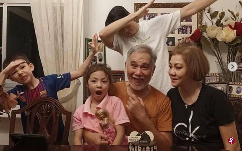 小王子（左起）、小公主去年与朱厚任庆祝父亲节，右为朱太太。