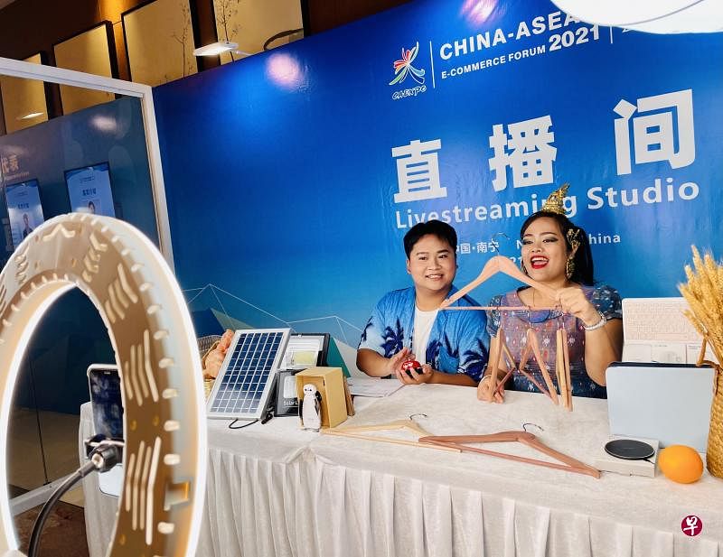 广西大学的泰国讲师泰露露（右），今年开始学习电商直播，在Lazada平台上向泰国网民推介中国产品。（陈婧摄）