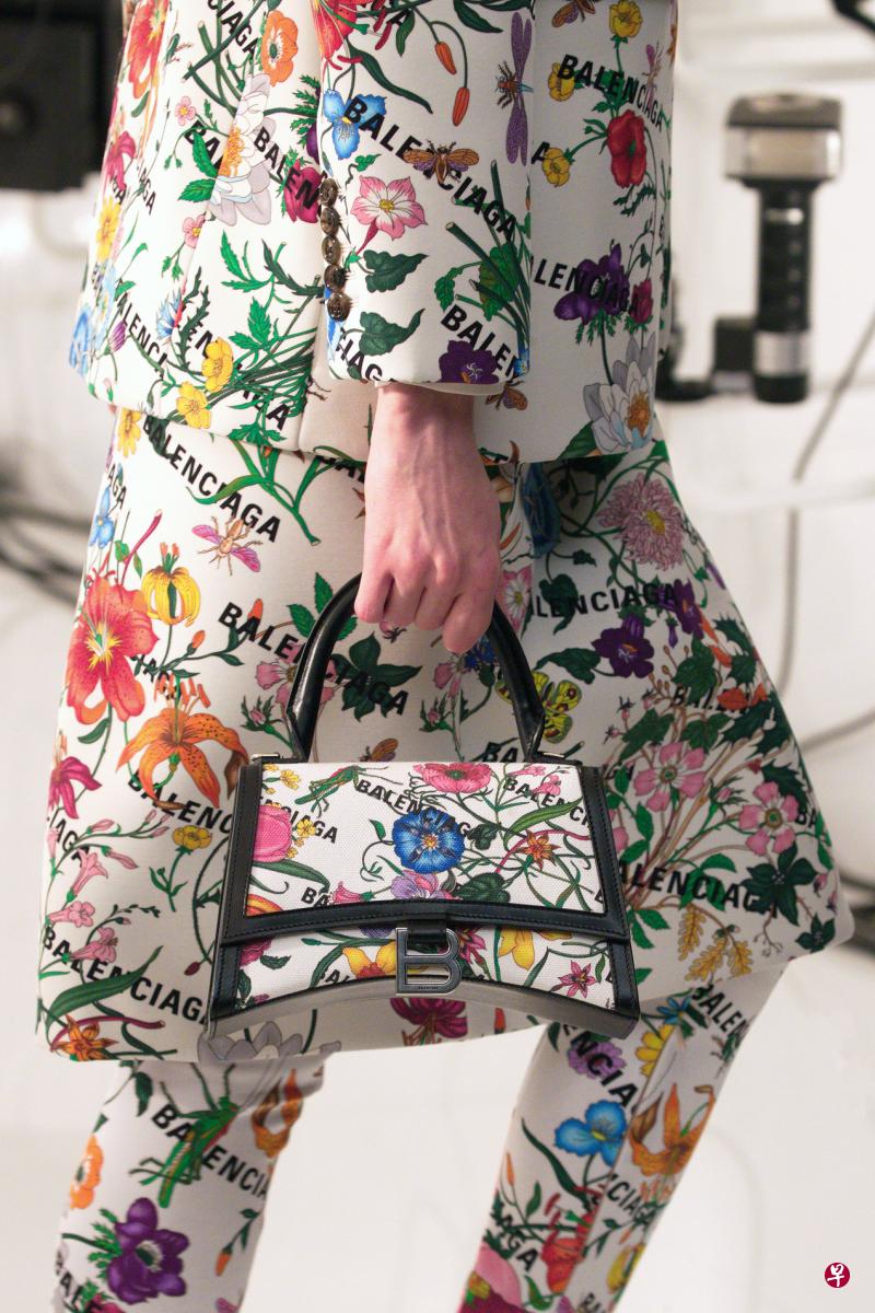 花卉图案取自品牌1960年代Flora印花，但却有Balenciaga的名字和其Hourglass袋型。