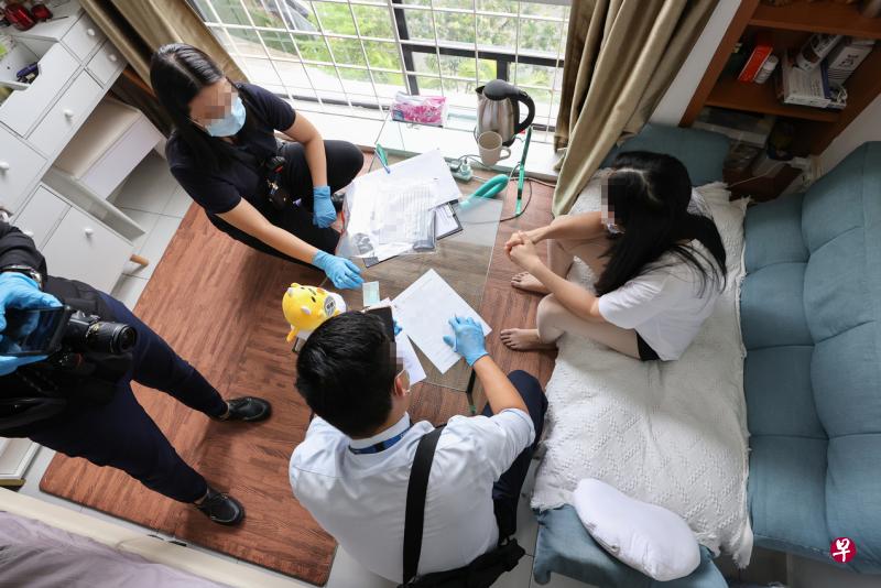 　人力部官员在盘问一名怀疑参与非法团伙的嫌犯。（人力部提供）