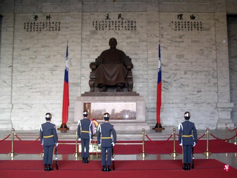 已故国民党强人蒋介石的铜像，坐落在整个中正纪念堂内的核心位置。（互联网）