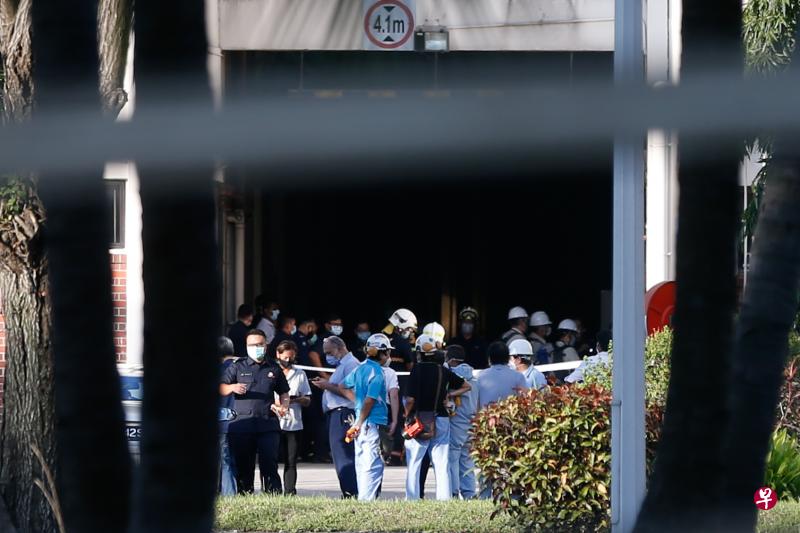 意外发生后，现场有约80人自行疏散，事后多名戴着头盔的员工进出事发大楼，并接受警方问话。（蔡家增摄）