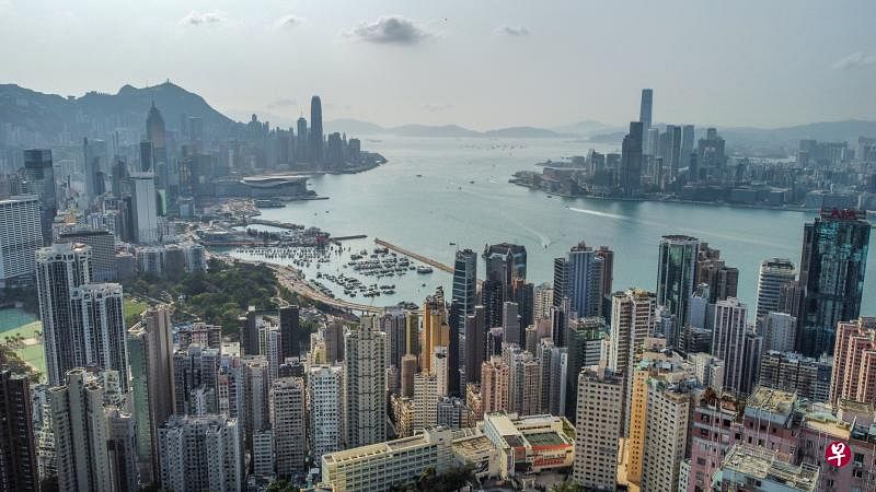 香港房屋供应持续短缺。特许测量师邵志尧认为，掌握土地开发的权力在政府手上，当局效率低才是香港楼价居高不下的主要原因。（香港中通社）