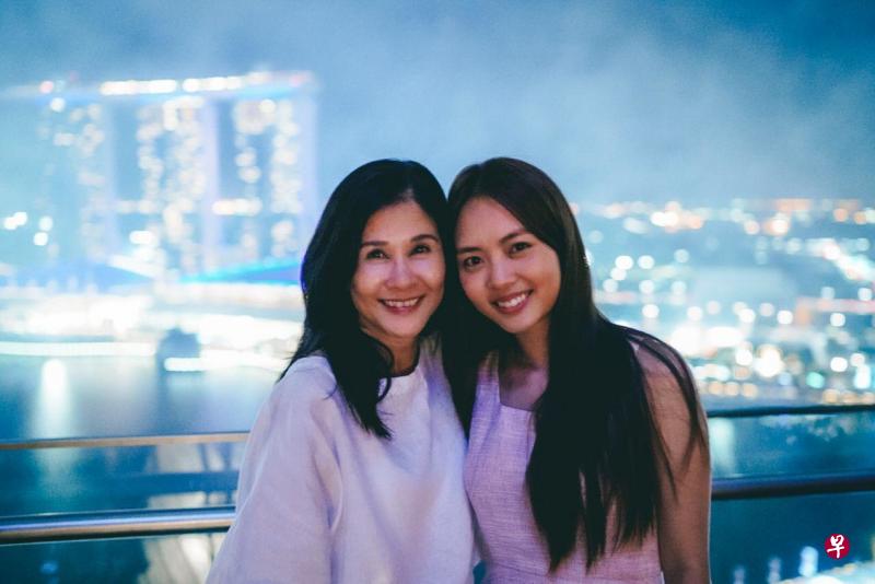 林梅娇（左）与黄暄婷母女情深。（互联网）