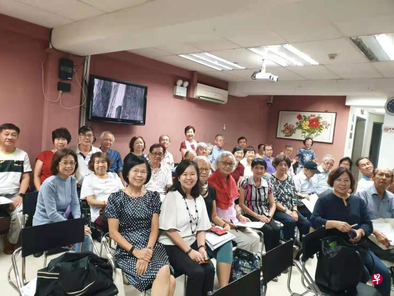 每年6月和12月学校假期开办的汉语拼音分享课，让年长会员获益良多。（会馆提供）
