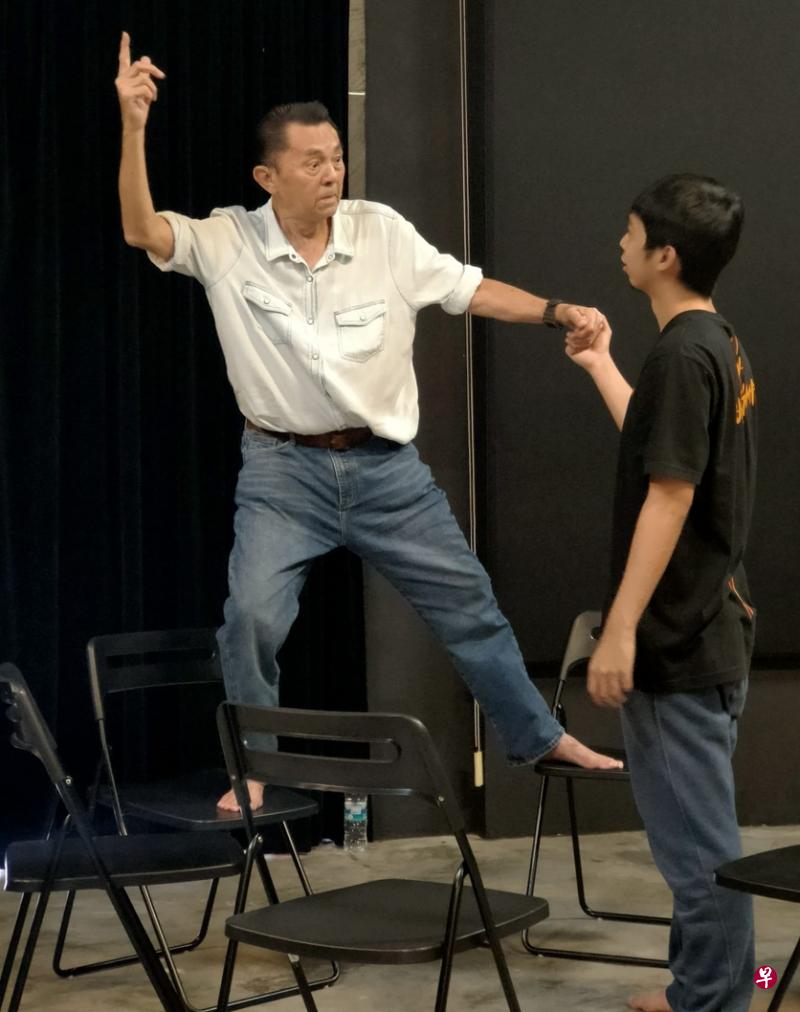 子超（左）与年轻舞者博亨在彩排时的互动。（玛雅舞蹈剧坊提供）