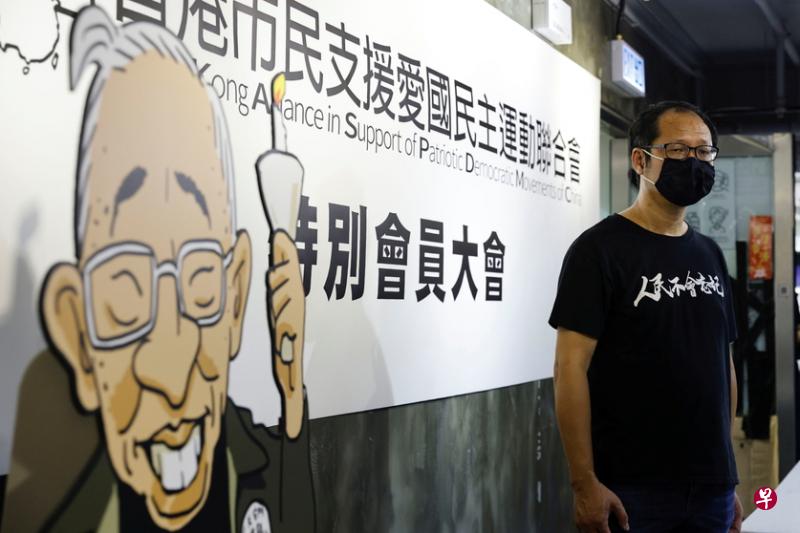 香港支联会前秘书蔡耀昌在特别会员大会通过解散的决定后会见媒体。（路透社）