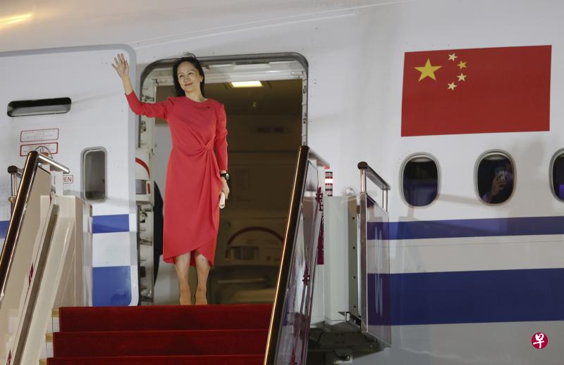 孟晚舟昨晚乘坐中国政府包机抵达深圳宝安国际机场后，走出机舱向现场守候的媒体和民众挥手致意。 （新华社）