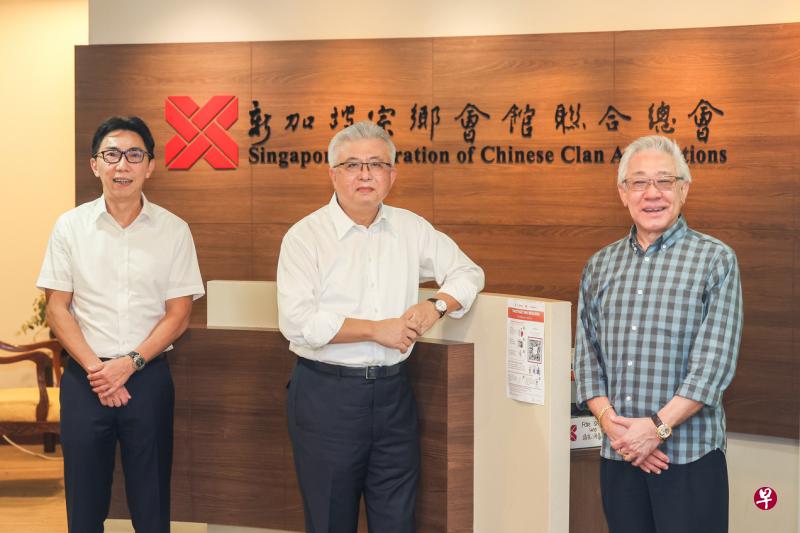 宗乡总会选出新的领导班子，当中包括会长蔡其生（中）、副会长曾建权（右）和秘书长吴绍均（左）。他们分别来自福建、潮州和广东族群。（陈斌勤摄）