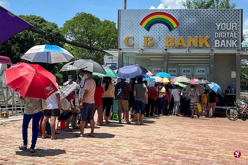 缅甸商业中心仰光今年5月出现大批人潮到银行挤提。（路透社）