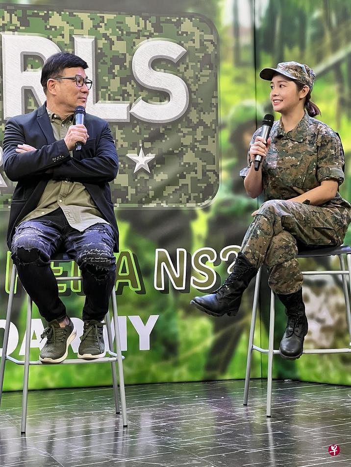 《女兵外传》导演梁志强（左）与女主角陈芷尤出席线上记者会。