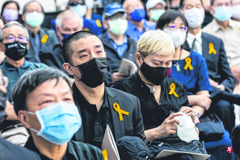 房祖名（前排右）代表父母成龙及林凤娇出席，前排左为王小棣导演。（互联网）