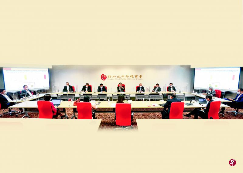 中华总商会日前发布年度商界意见调查 ，代表本地企业提出反馈。左起为黄建铭、陈睦发、谢锦发、白毅柏、柯文伟、黄山忠、何乃全、白连源、吴绍均、翁温钊和李坚辉。（严宣融摄）