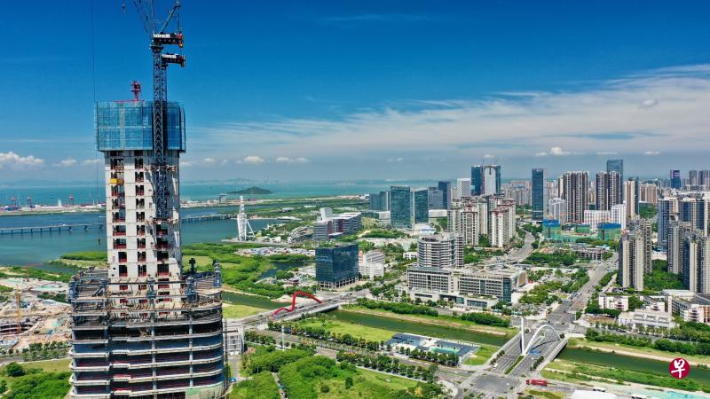▼前海深港合作区位于深圳西部、珠江口东岸，总面积将从14.92平方公里扩展至120.56平方公里。（中新社）