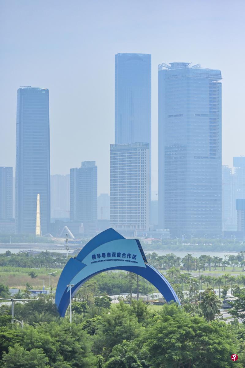 连接珠海市区与横琴岛的横琴大桥上，竖起“横琴粤澳深度合作区”标志。（中新社）