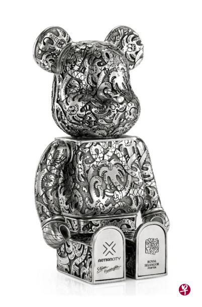 Steven Harrington X ActionCity纪念款锡制BearBrick。（品牌提供）