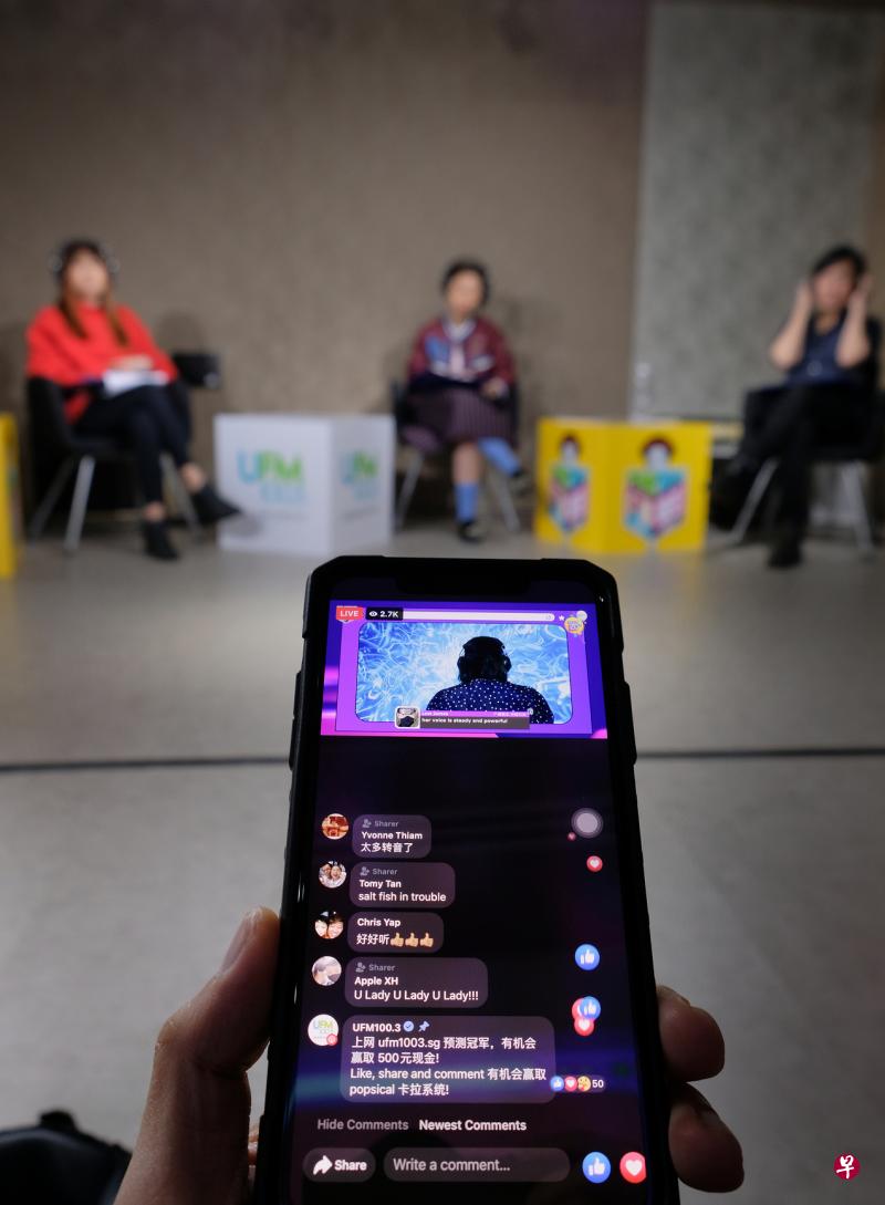 10强在演唱时戴着耳机，背对镜头。