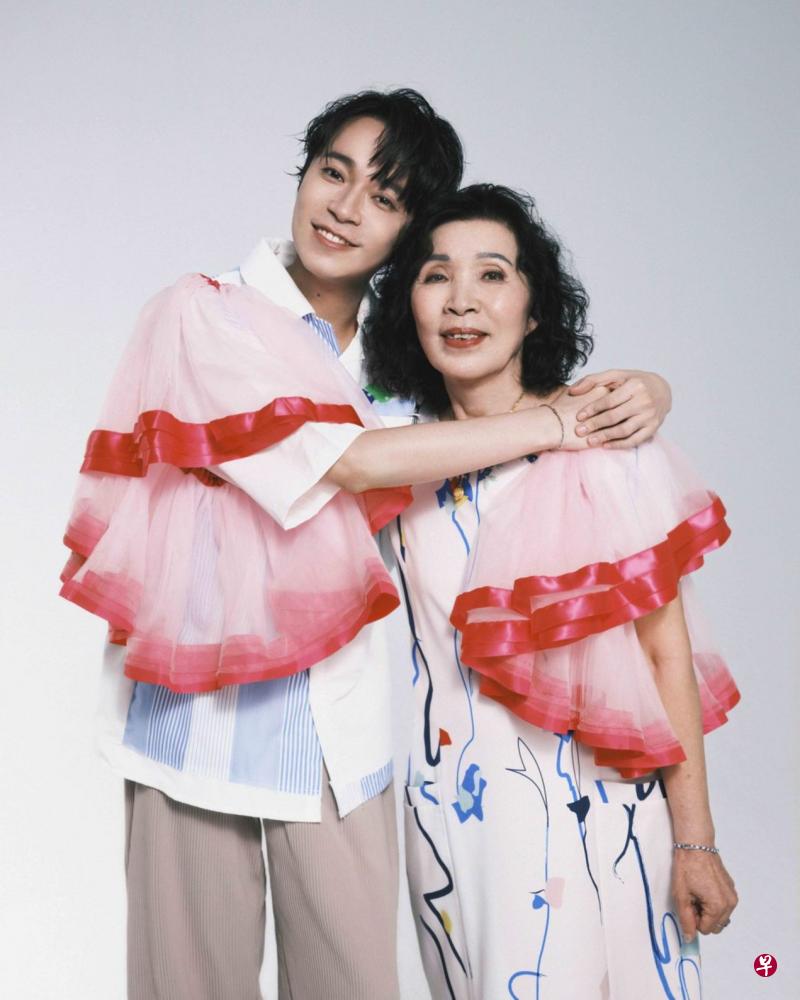 吴青峰（左）陪着妈妈走过抗癌之路。（美丽佳人图）