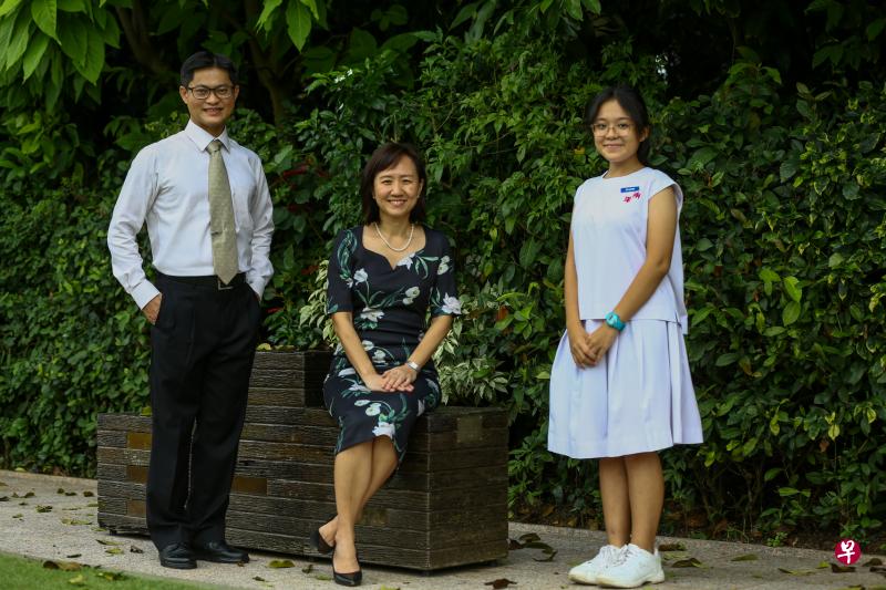 南洋女中是本届总统环境奖得主中唯一一个教育机构，校长黄君颖（中）认为营造一个有利于学生发展环保意识的环境很重要。图中另外两人为南洋女中负责环境教育的科学老师许振程（45岁，左）以及该校自然学会主席苏家慜（15岁）。