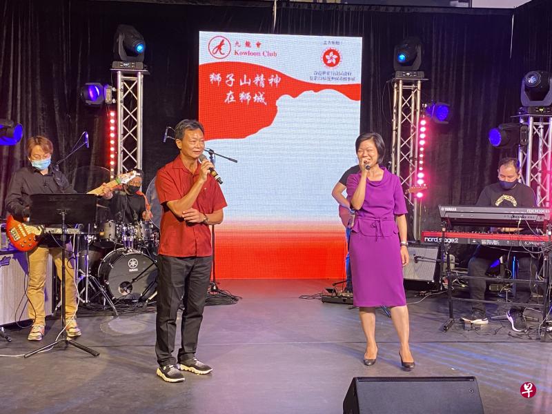 继去年在“狮子山精神在狮城”慈善音乐会上与九龙会会长陈文平（左二）合唱，国家发展部兼外交部高级政务部长沈颖（右二）今年也将和陈文平合唱募款。（九龙会提供）