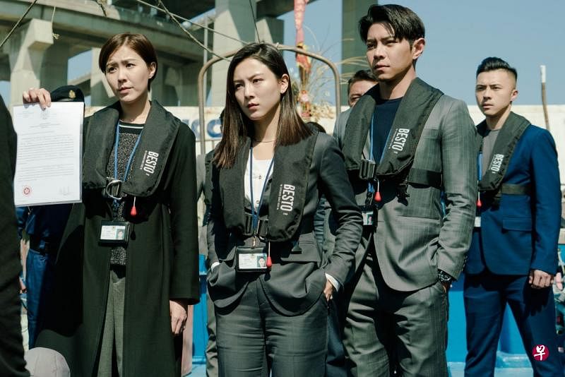 刘佩玥（前排左起）、王敏奕和罗天宇在剧中饰演海关人员。