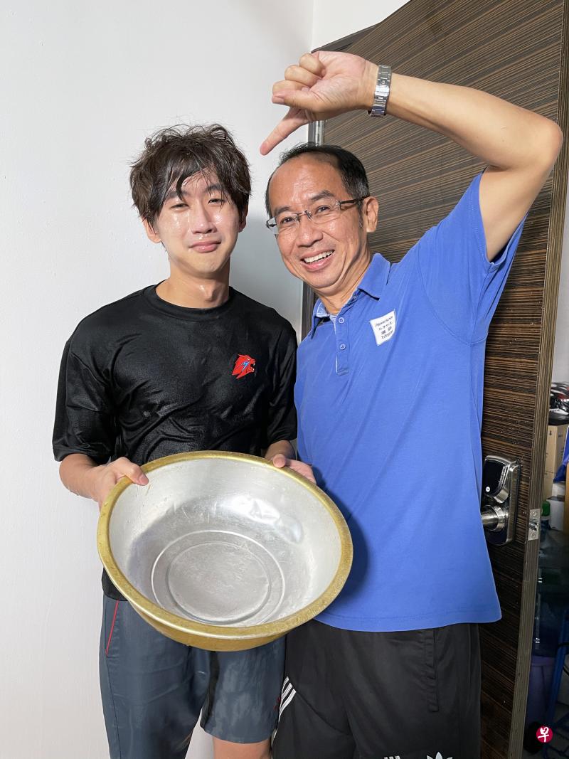 跆拳道好手黄名纬与父亲黄武彦合拍‘整蛊’视频。（受访者提供）