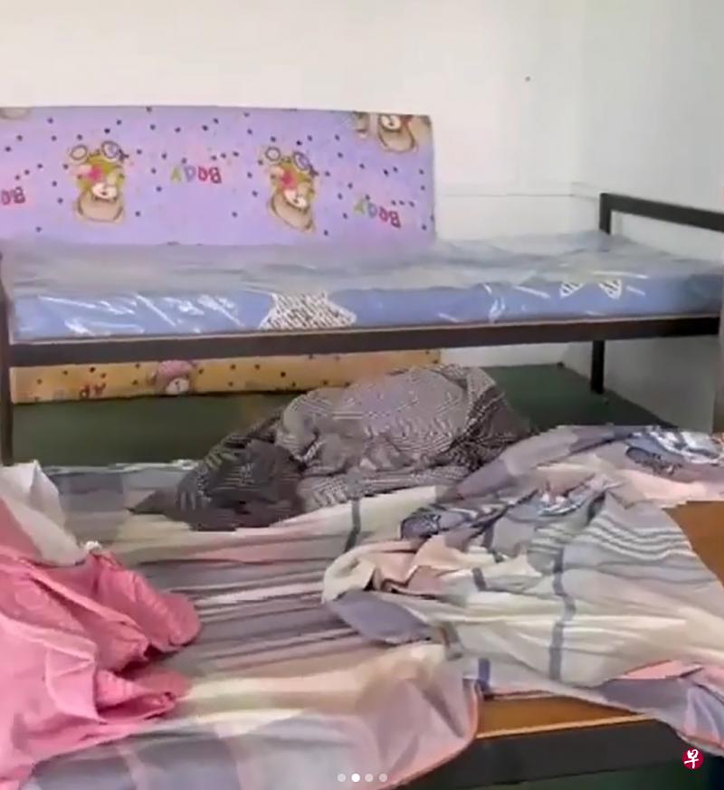 网民指出，客工共用的房间除了每人一张床，完全没有桌椅等其他家具，床上还留下许多前个住户的头发。（视频截图）
