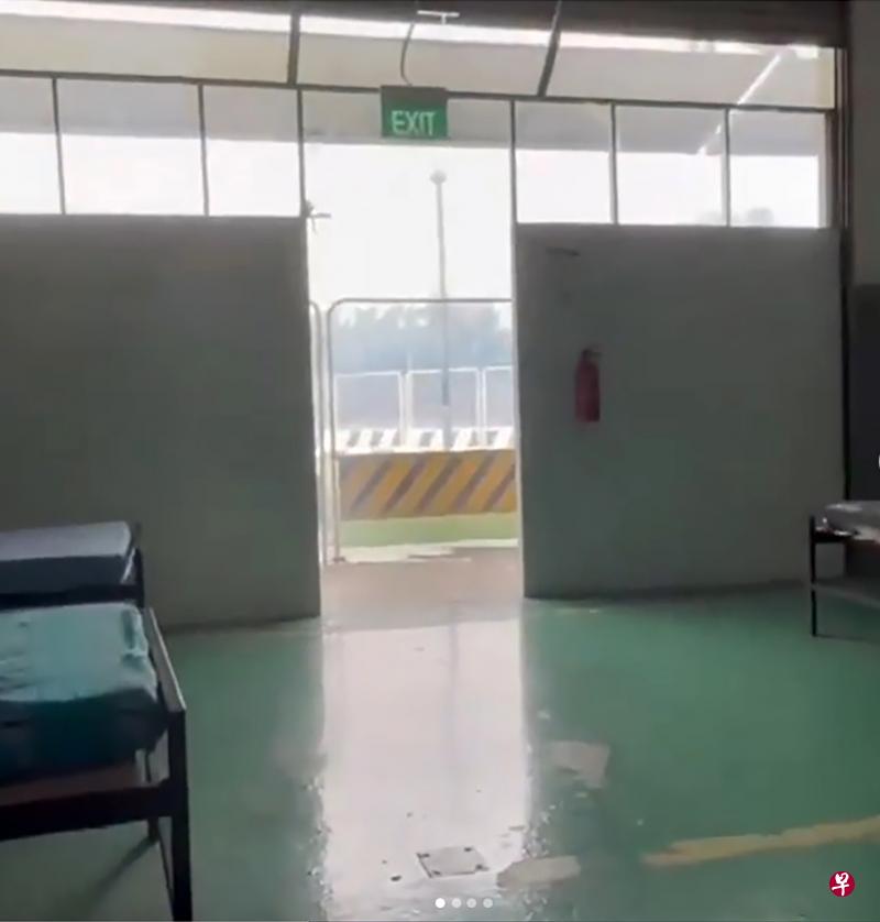 设在宏茂桥工教院原址的社区护理设施居住环境被指简陋，供确诊客工隔离的房间没有门窗，下雨时雨水不断溅入房内。（视频截图）