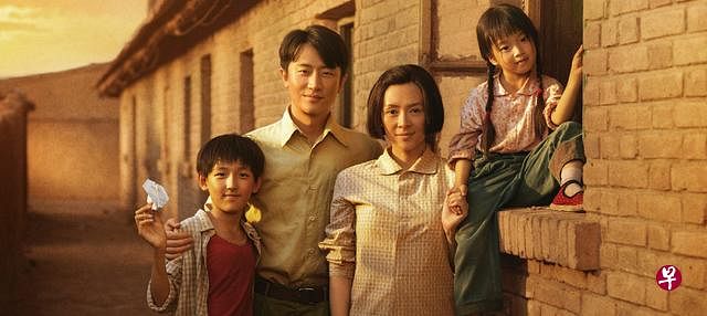 《我和我的父辈》章子怡（左图，右二）执导和主演《诗》，徐峥（右图，中）执导和主演《鸭先知》。