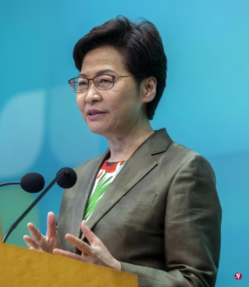 ▲林郑月娥发表任内第五份《施政报告》后举行记者会时表示，对于香港和深圳的合作充满信心。（彭博社）